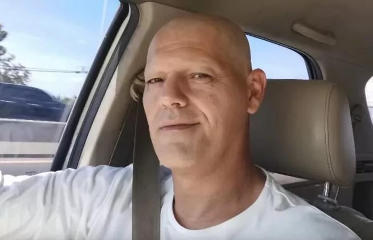 Frank Cuesta en una imagen con la cabeza y las cejas rapadas por supuesto cáncer.