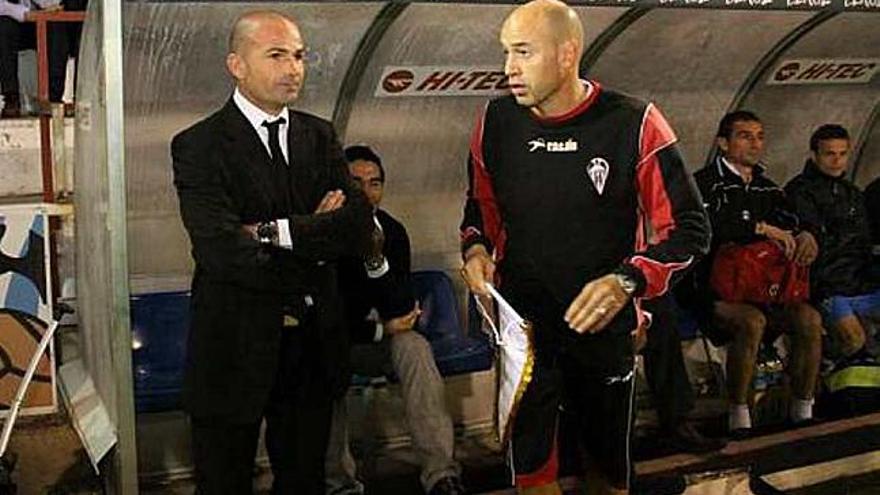 José Sarrió en el banquillo del Alcoyano junto al técnico Paco López.