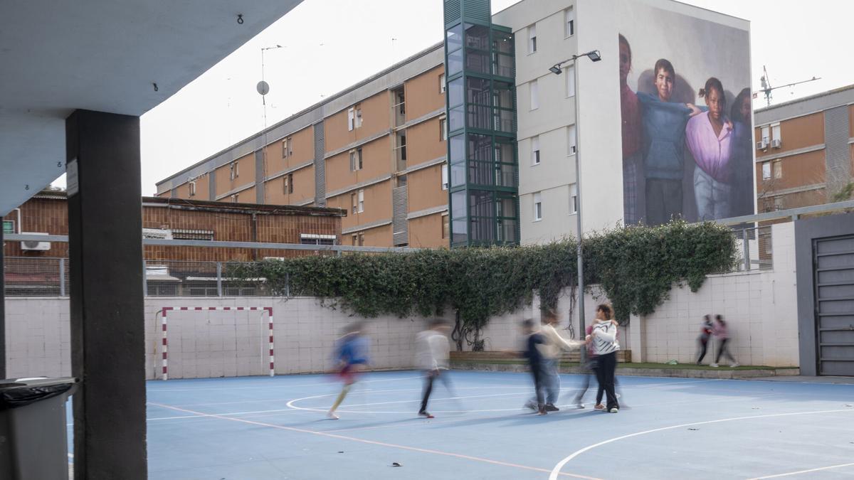Alumnos en el patio de una escuela.