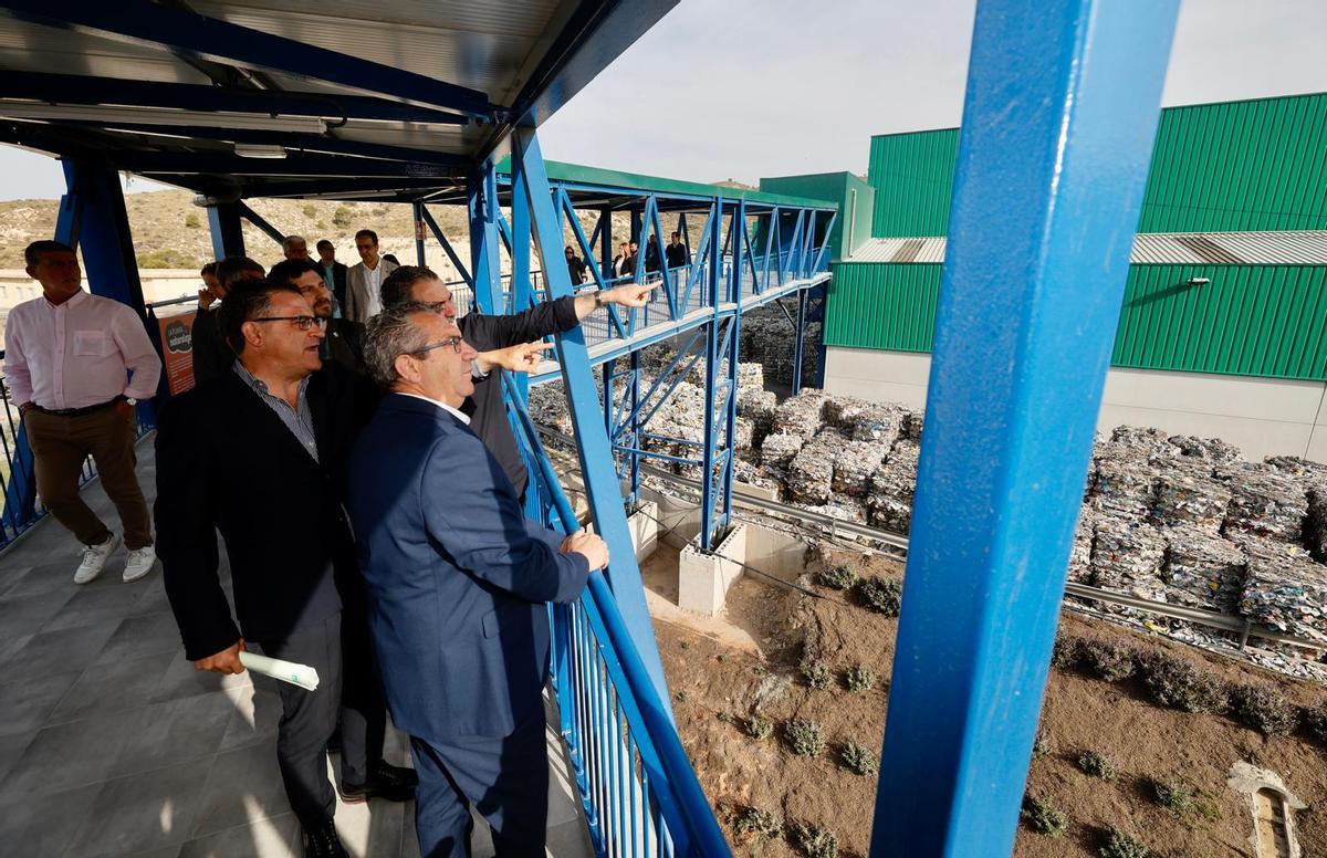 Toni Pérez, presidente de la Diputación Provincial de Alicante y José Ramón González de Zárate, presidente del Consorcio Mare en la nueva pasarela habilitada para las visitas guiadas.