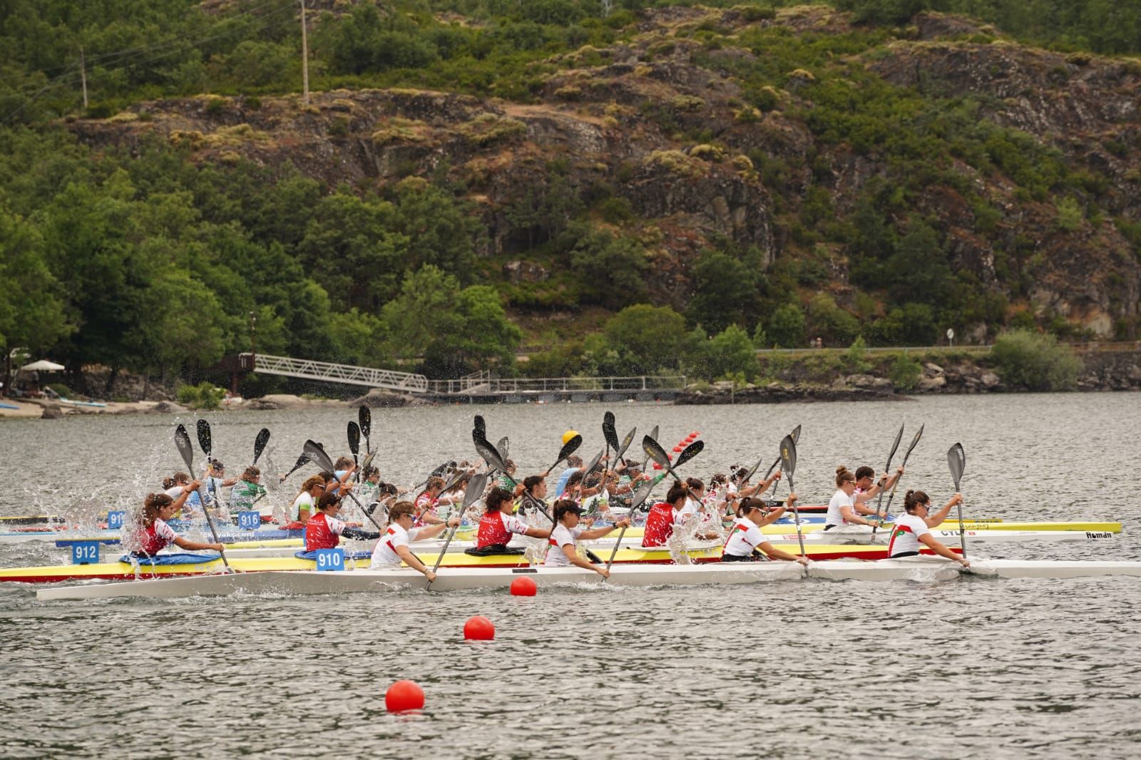 GALERÍA | La regata de piragüismo del Lago de Sanabria, en imágenes