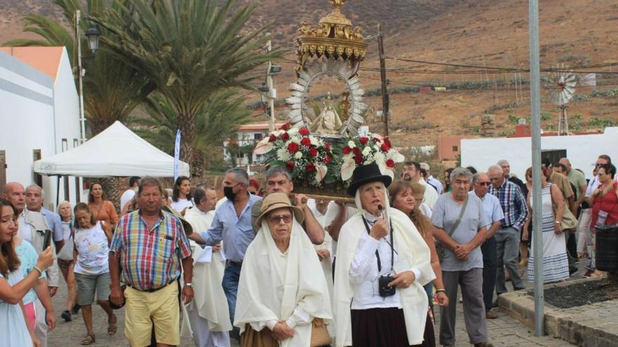 Los vecinos portan la imagen de La Peña durante la tradicional procesión en los alrededores del santuario, ayer. | | ONDA FUERTEVENTURA