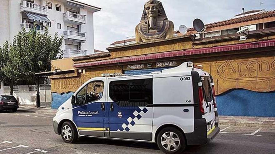 Un vehículo policial, ante la discoteca de Blanes (Girona) donde el acusado abordó a la joven.