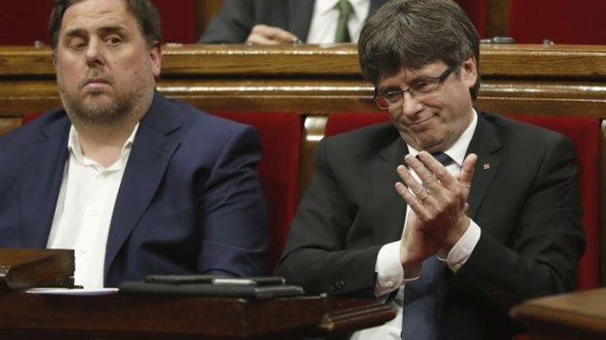 El President de la Generalitat, Carles Puigdemont, i el vicepresident, Oriol Junqueras, ahir al Parlament