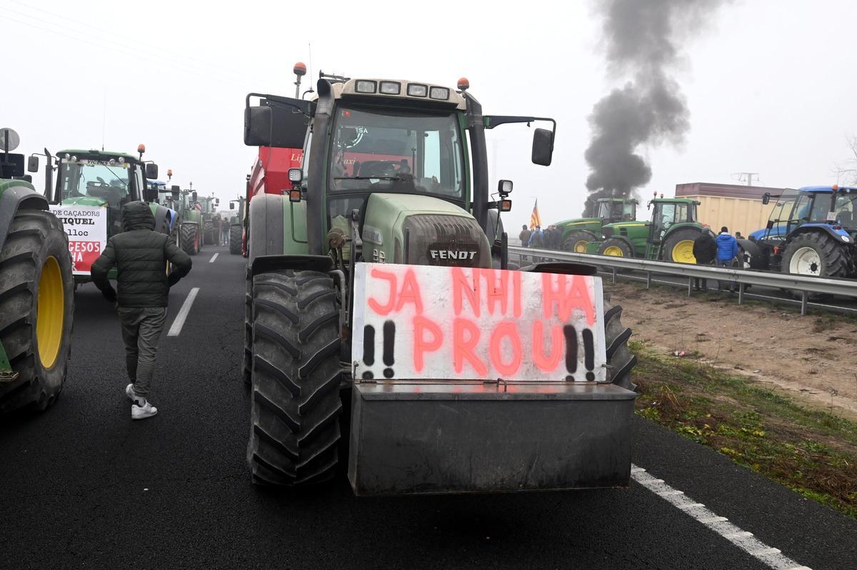 Agricultores catalanes protestan en Fondarella, en el Pla dUrgell (Lleida)