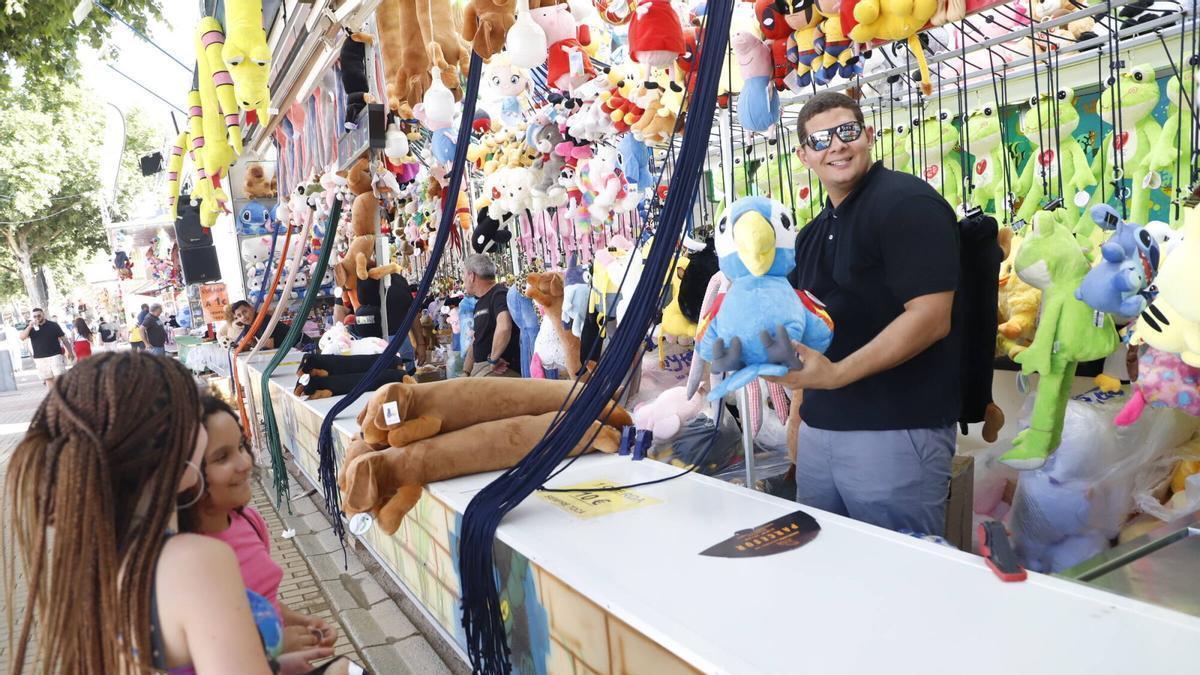 Un trabajador de las tombolas de la Feria de Córdoba.
