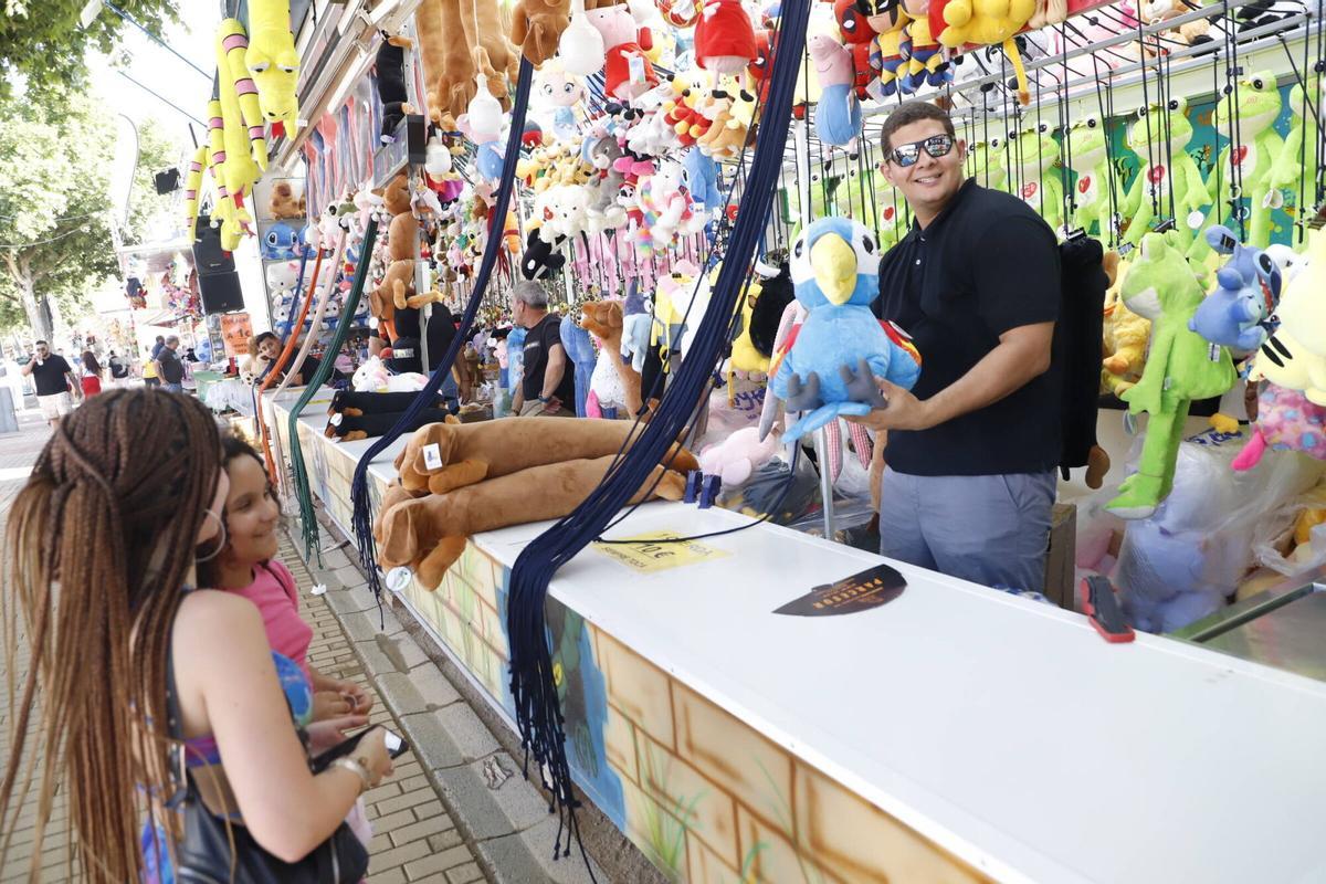 Las tómbolas y juegos de azar en la Feria de Córdoba, en imágenes