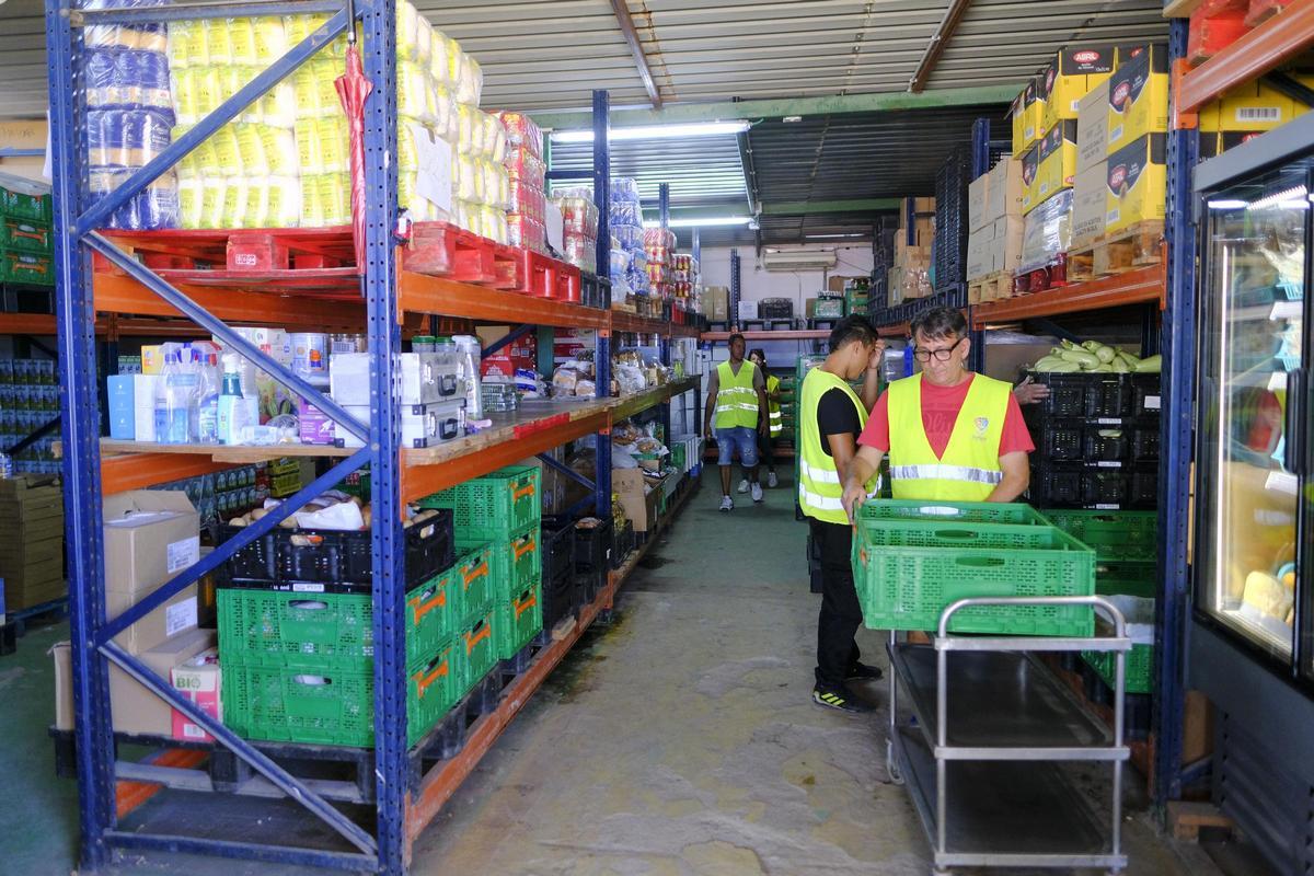 Un grupo de voluntarios en la sede del colectivo Karuna prepara el reparto de alimentos de cada mañana.