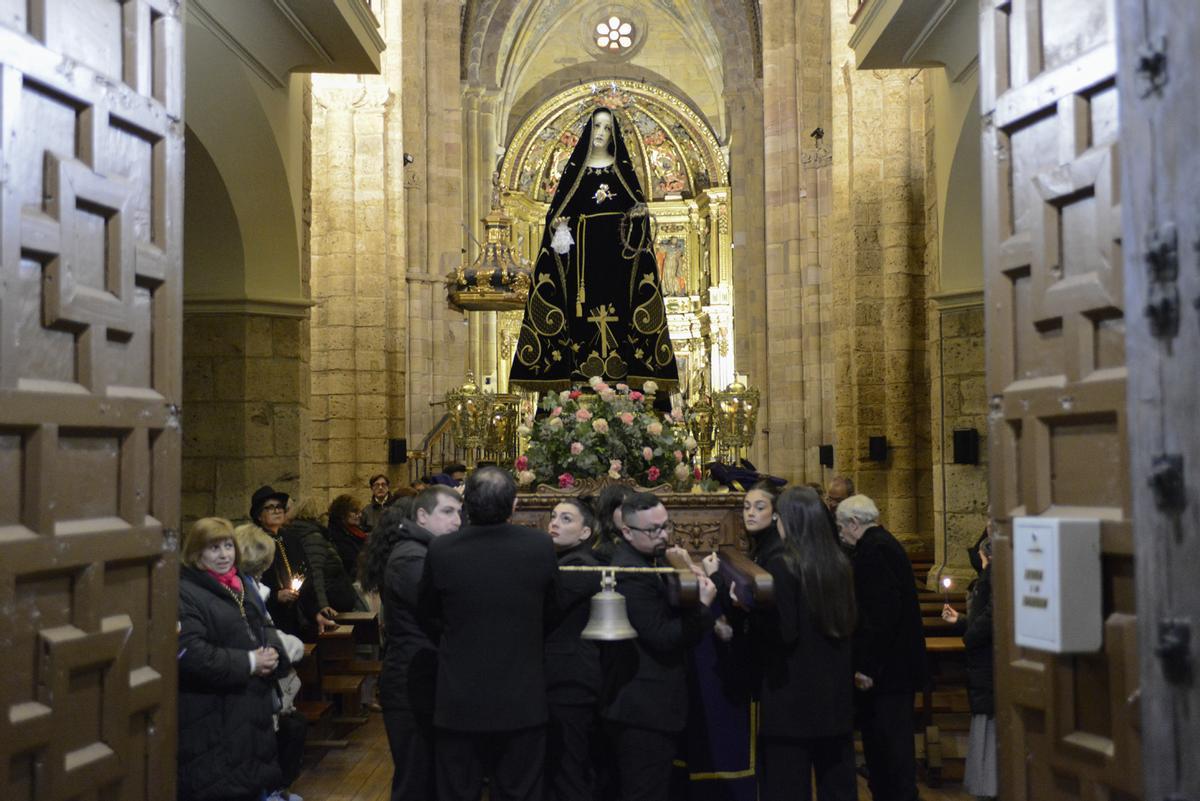 La Virgen de los Dolores preparada para abandonar Santa María.