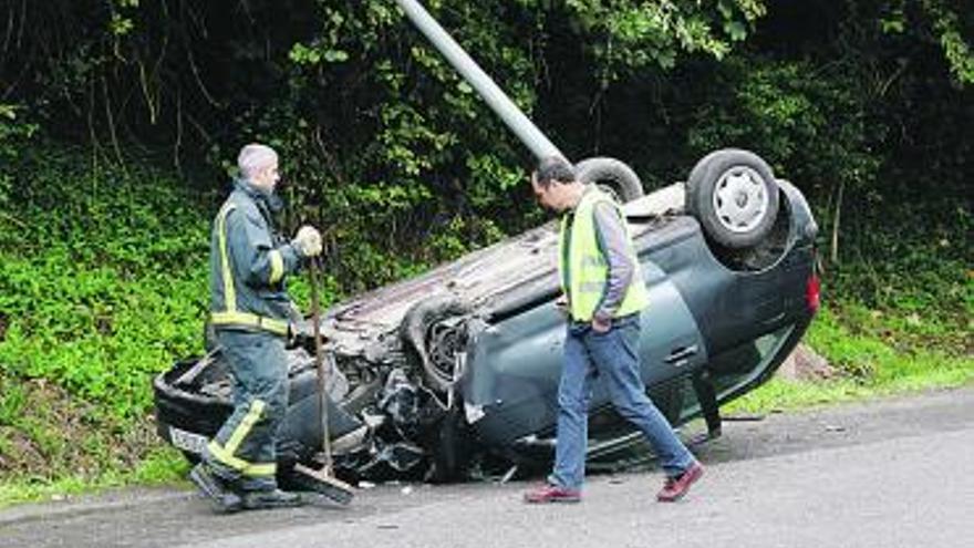 Estado en el que quedó el coche volcado a la altura de Infiesto.