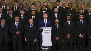 Imagen de archivo del rey Felipe VI junto al presidente del Real Madrid, Florentino Pérez (3i);y el equipo de la sección de baloncesto del conjunto blanco. 