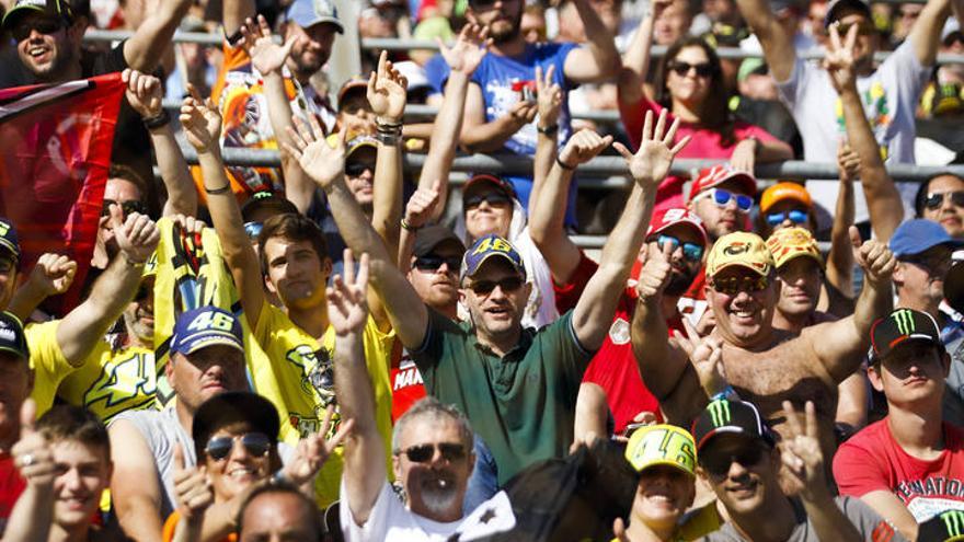 Los aficionados a las motos, en el circuito de Cheste