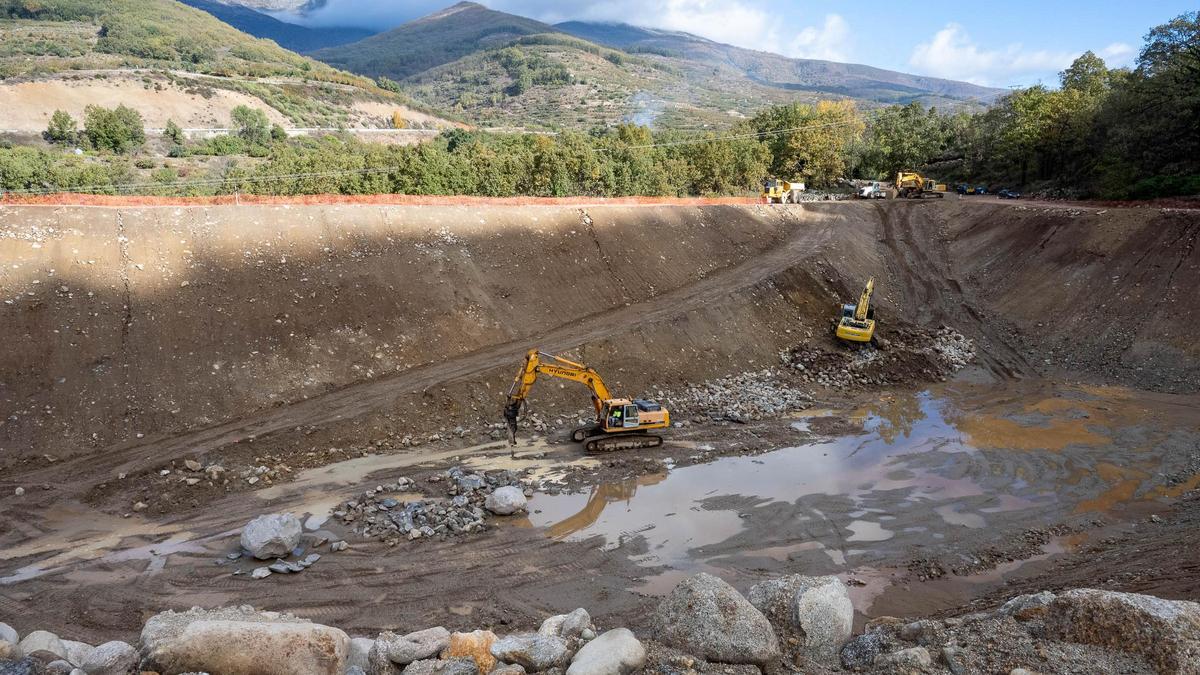 Obras que se llevan a cabo en el Jerte para la nueva balsa de abastecimiento de agua.