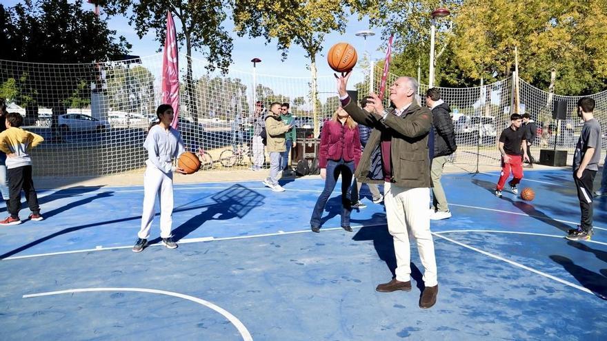 El barrio de la Macarena estrena una nueva pista de baloncesto: canastas renovadas y una red de seguridad
