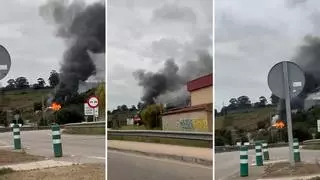 Incendio en un poblado chabolista de Luanco: el fuego calcina una vivienda en La Paxarada
