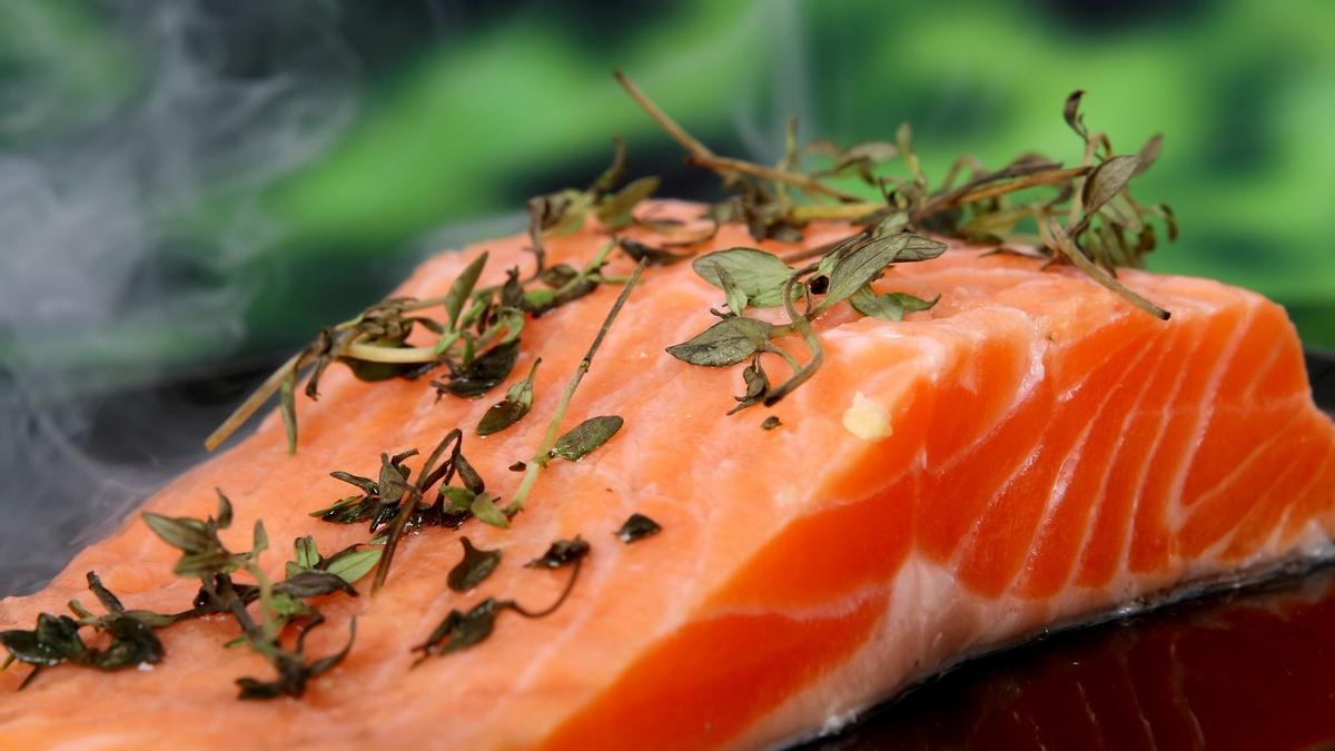 El salmón contiene mucha vitamina D.