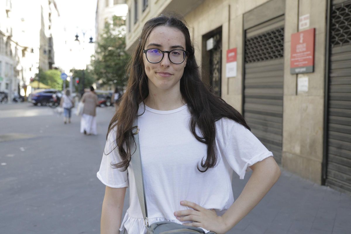 Iris (21 años) vive en casa de sus padres y no descarta que su futuro laboral la lleve al extranjero