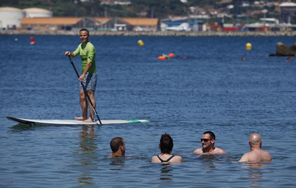 Servicio de baños en la playa de Poniente para personas con discapacidad