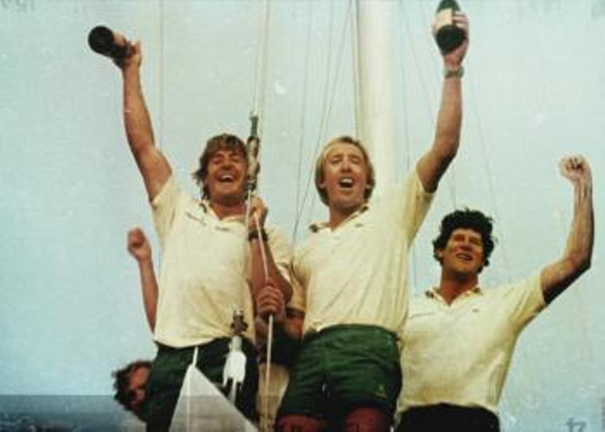 La tripulación del Australia II, tras ganar la Copa América de vela en 1983, en el primer triunfo tras 132 años de hegemonía estadounidense.