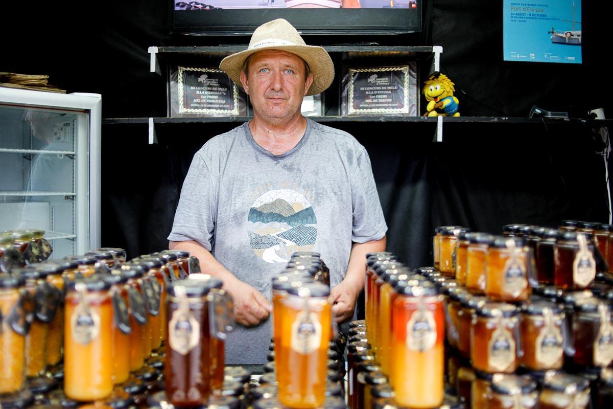 Mercadillo de artesanos en el puerto de Ibiza