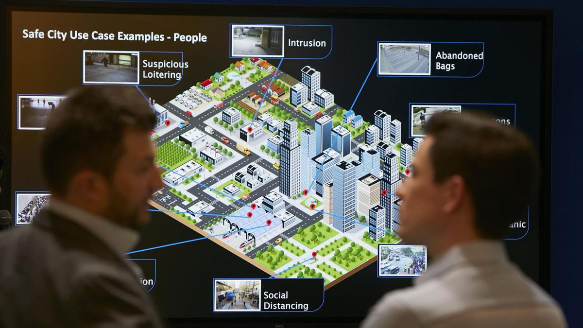 Pantalla que muestra una maqueta digital de una 'smart city', en el SCEWC 2022.