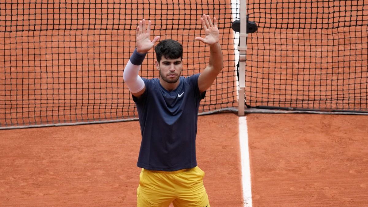 Alcaraz, se despide del público tras su partido