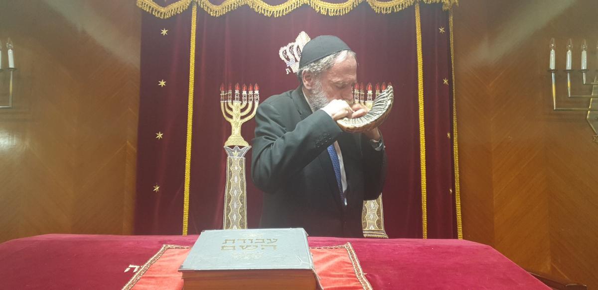 El rabino principal de la comunidad judía de Madrid, Moshé Bendahan, toca el sofhar en la sinagoga.