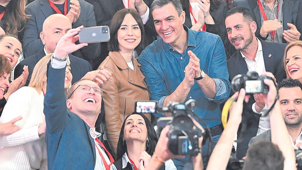 Pedro Sánchez posa con Morant y los socialistas elegidos para la ejecutiva del PSPV en Benicàssim.