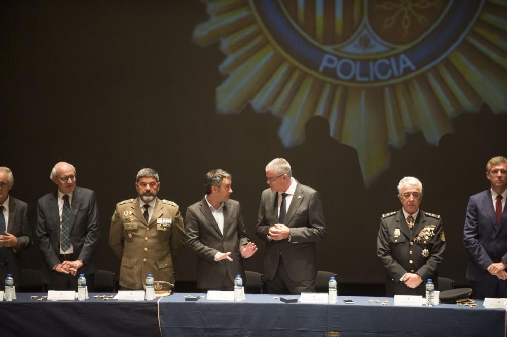 En un acto celebrado en el teatro Colón, se han impuesto las Medallas al Mérito Policial a los integrantes de la Policía Nacional que a lo largo del año han destacado por su entrega al servicio.