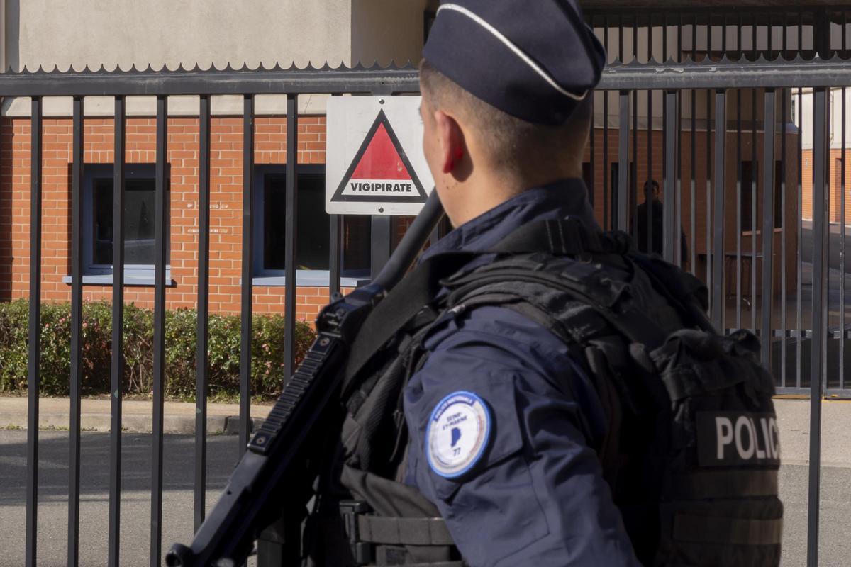 Archivo - Imagen de archivo de un agente de la Policía francesa