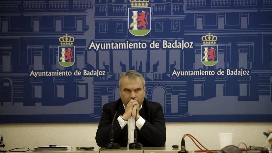 El alcalde de Badajoz aparta de la Policía Local a Astorga, que continúa en Hacienda y como portavoz