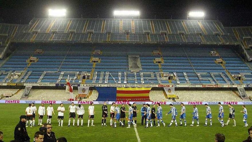 Los jugadores del Dépor saludan a los del Valencia antes de completar a puerta cerrada su visita copera a Mestalla en 2006 .