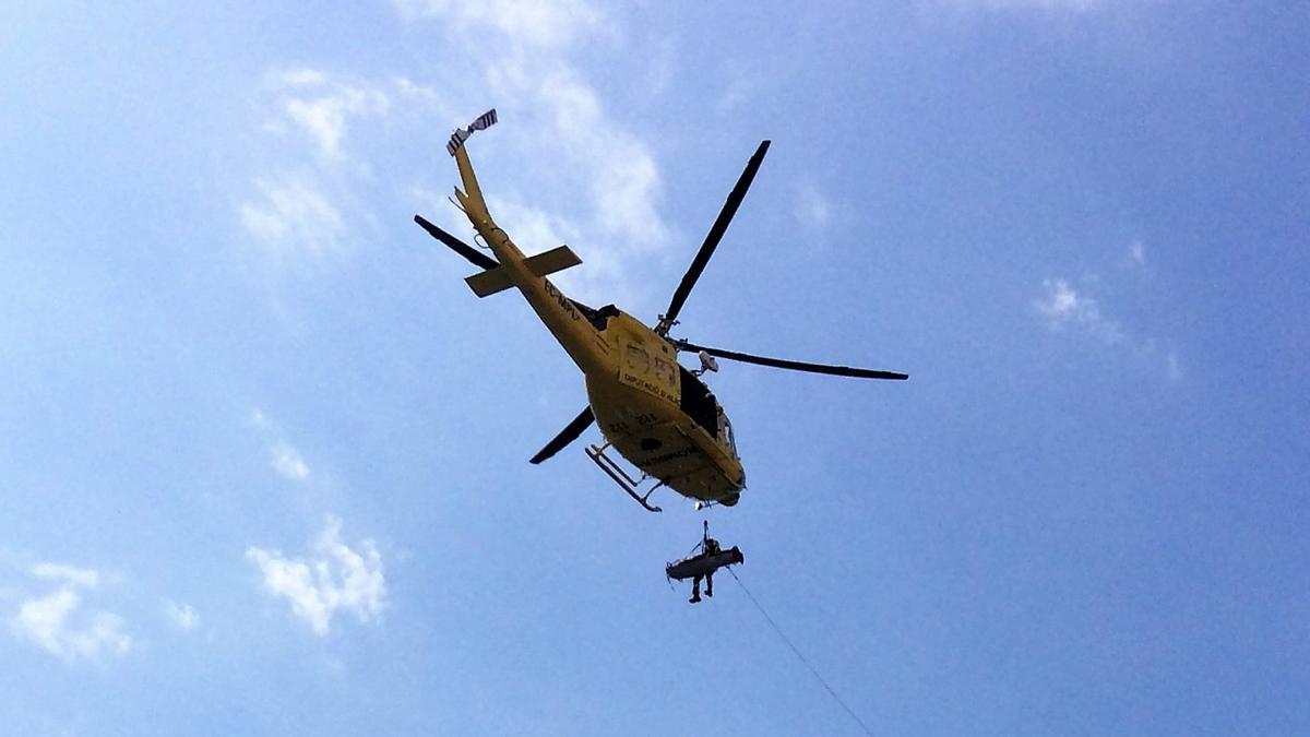 El grupo de rescate ha evacuado en helicóptero a la senderista accidentada