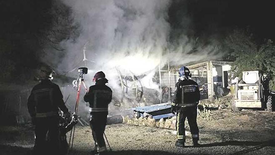 Un fuego destruye un pajar y un vehículo en Inca