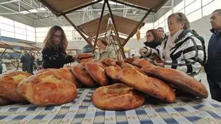 Cumpleaños feliz para la feria de las roscas, en San Tirso de Abres: "Dos de los cuatro puestos de venta agotaron el producto a mediodía"