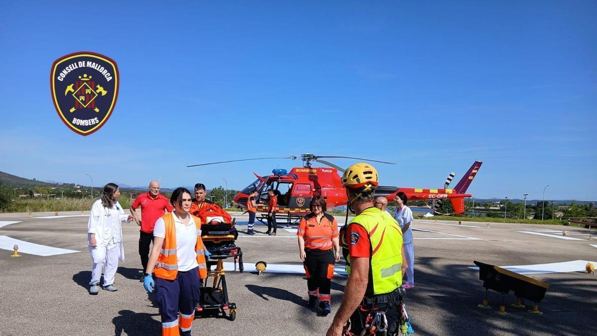 Una joven de 17 años, herida y evacuada en helicóptero al tirarse al mar desde un acantilado de 30 metros en el Caló des Moro