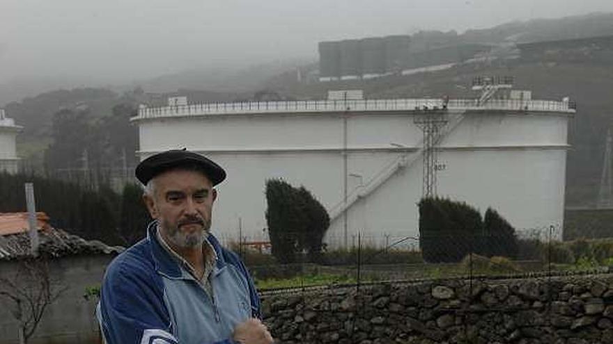 Un vecino de Bens en su huerta, junto a la refinería de Repsol. / f. martínez