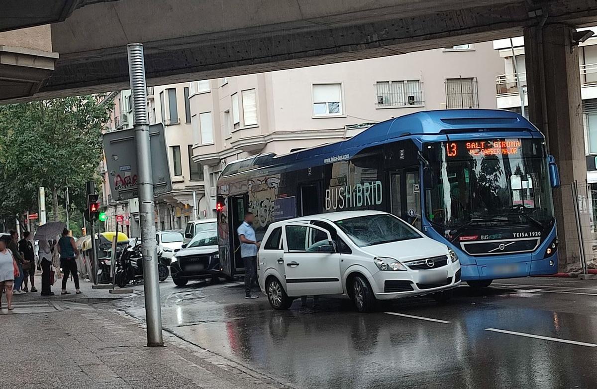 Accident de trànsit al costat d'un carril bici de Girona, en una foto d'arxiu.
