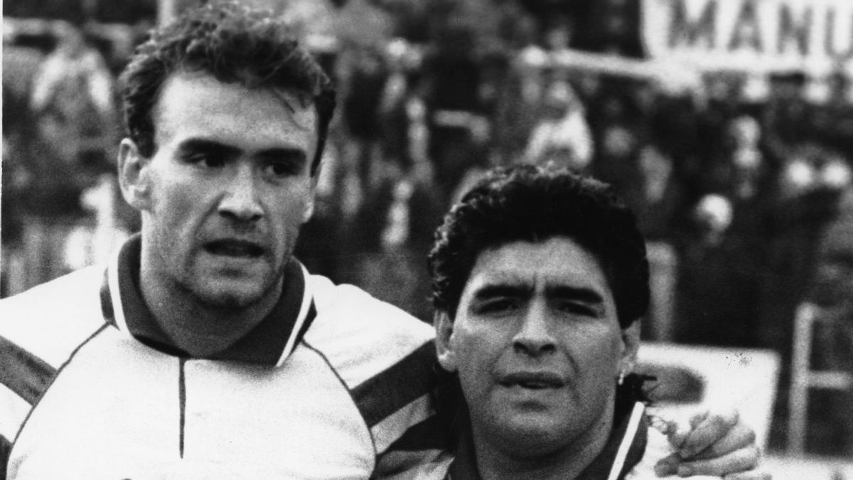 En la muerte de Maradona: imágenes del astro argentino en Asturias
