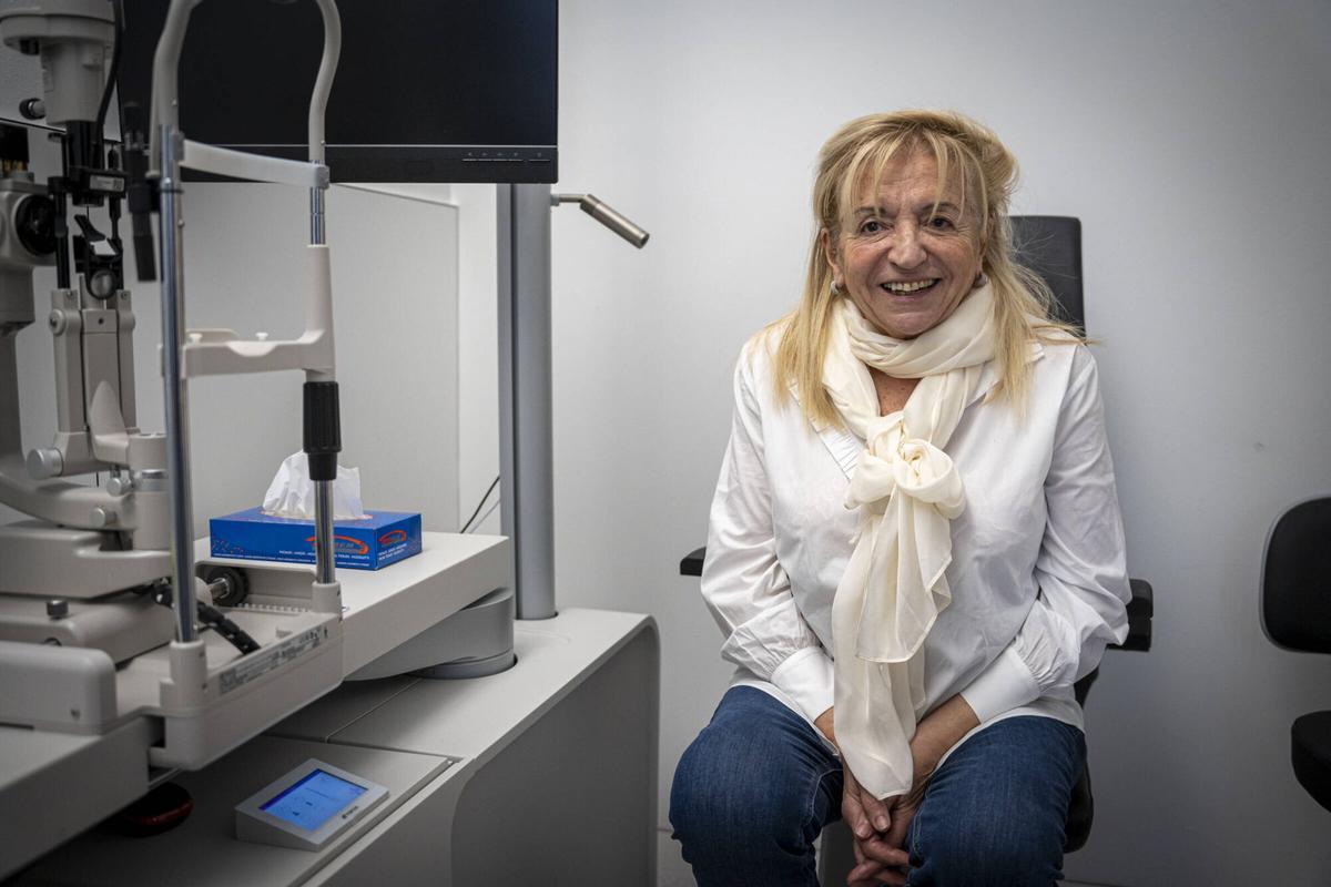 Barcelona. 13 de enero del 2026. El Hospital Vall d'Hebron presenta las nuevas consultas de oftalmología en el Parc Sanitari Pere Virgili. Ofrecerán tratamientos, sobre todo, para personas mayores. Entrevista cone el doctor responsable del servicio y la paciente. Tratamiento más común, una inyección en el ojo para tratar el cansancio muscular de los ojos. Fotos de Sandra Roman