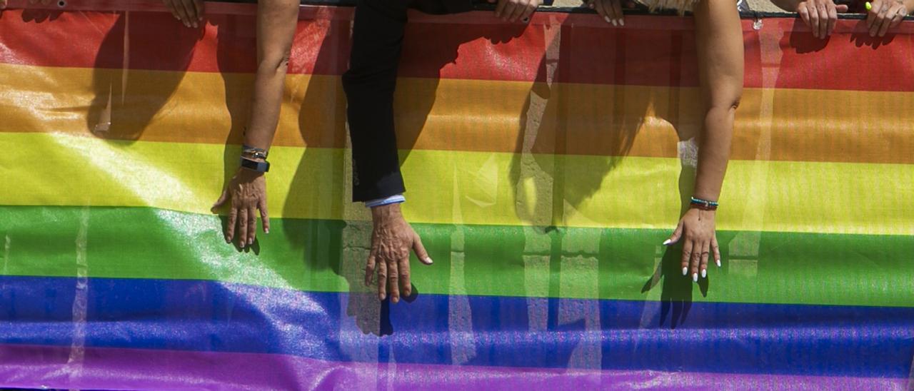 La bandera del Orgullo, en el balcón del Ayuntamiento en una imagen de este mandato