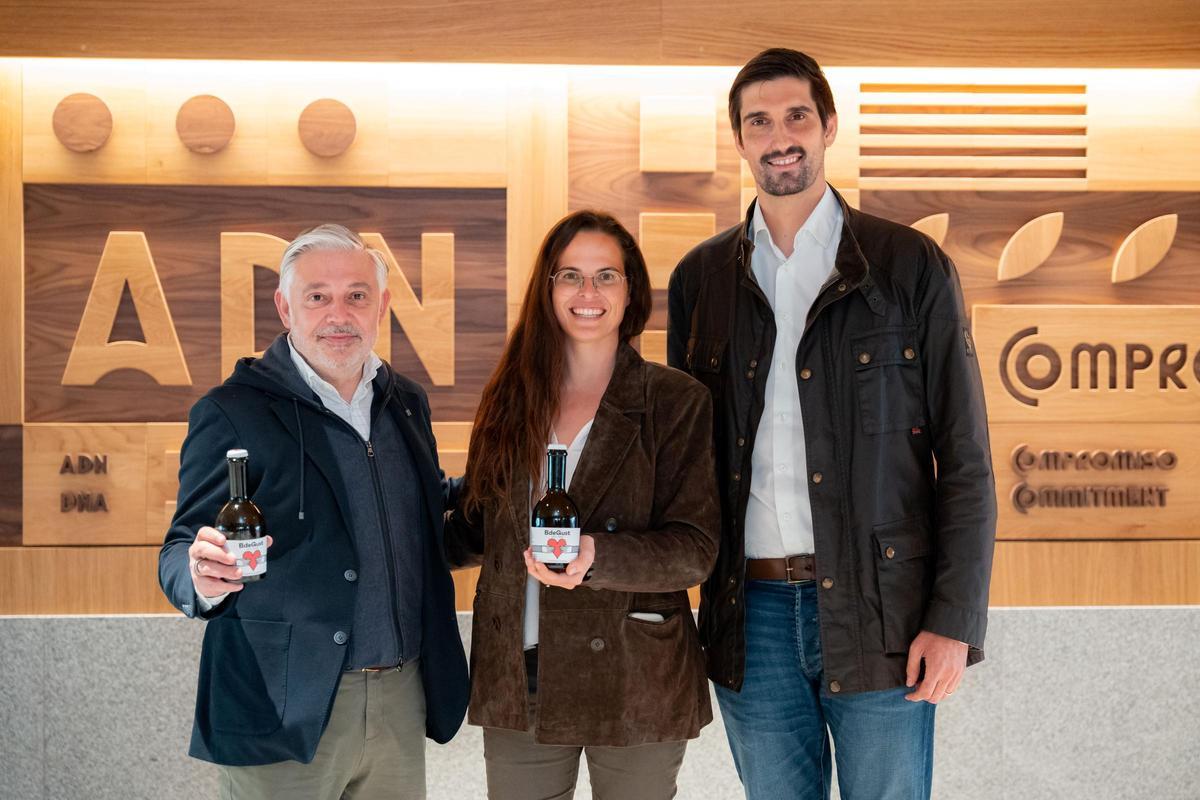 El director general de Hijos de Rivera, Francisco Ucha, junto a los promotores de BdeGust, Blanca Costa y Luis Bori.