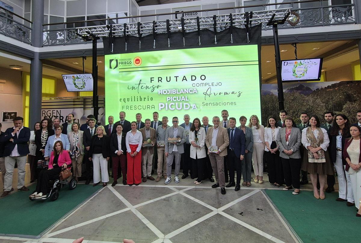 Imagen de premiados y autoridades en el acto de entrega de los premios de la DOP Priego de Córdoba.