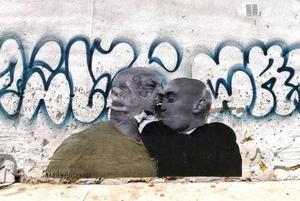 Un mural en Barcelona replantea el beso de Rubiales: ¿Se lo habría hecho a un hombre?.