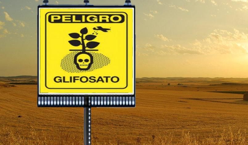 Una señalización en un terreno que alerta sobre el peligro del uso del herbicida.