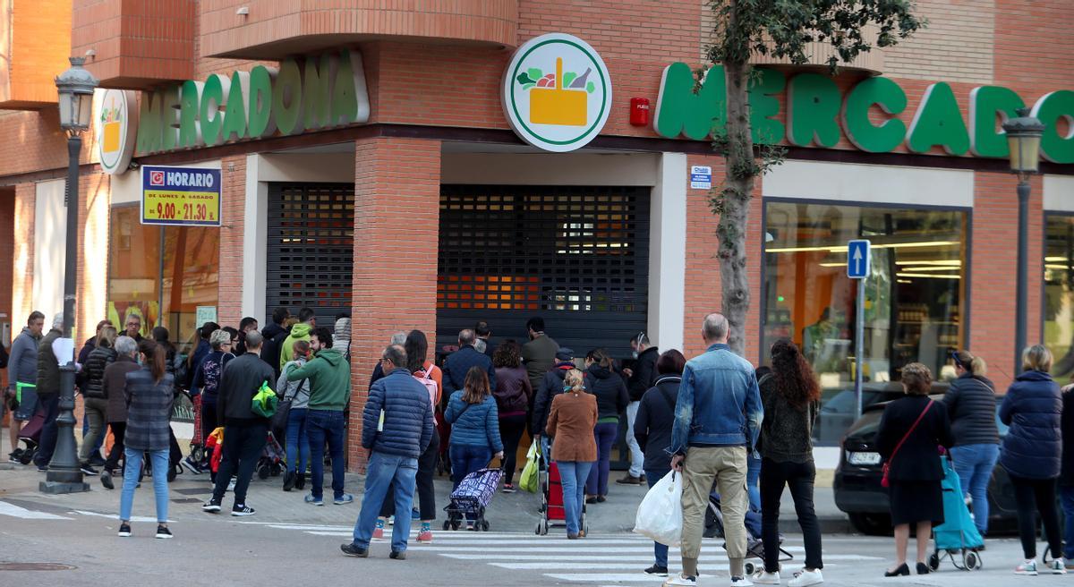 Colas en supermercados para abastecer las casas