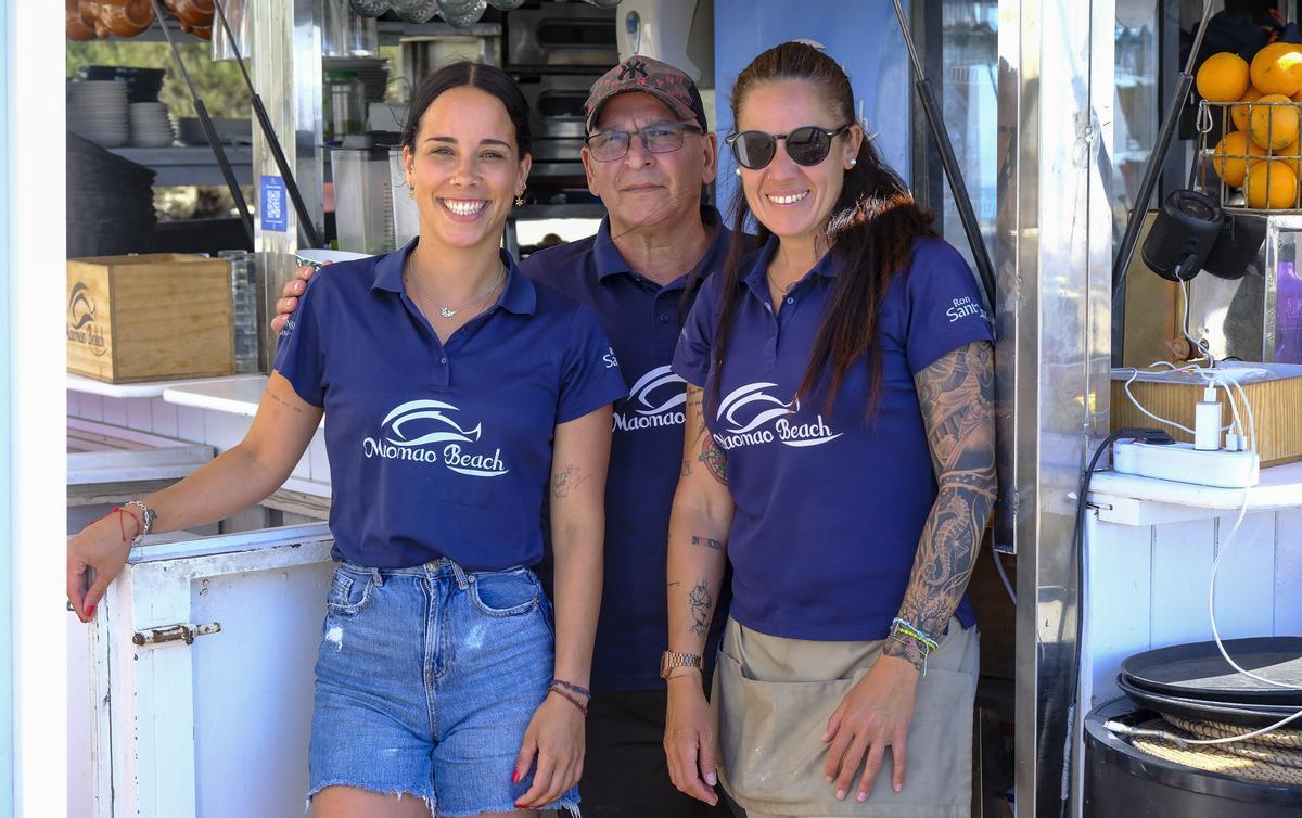 Guacymara Sánchez, Juan Lorenzo Ferreiro y Jenniffer Ramírez, trabajadores del Restaurante Mao Mao Beach.