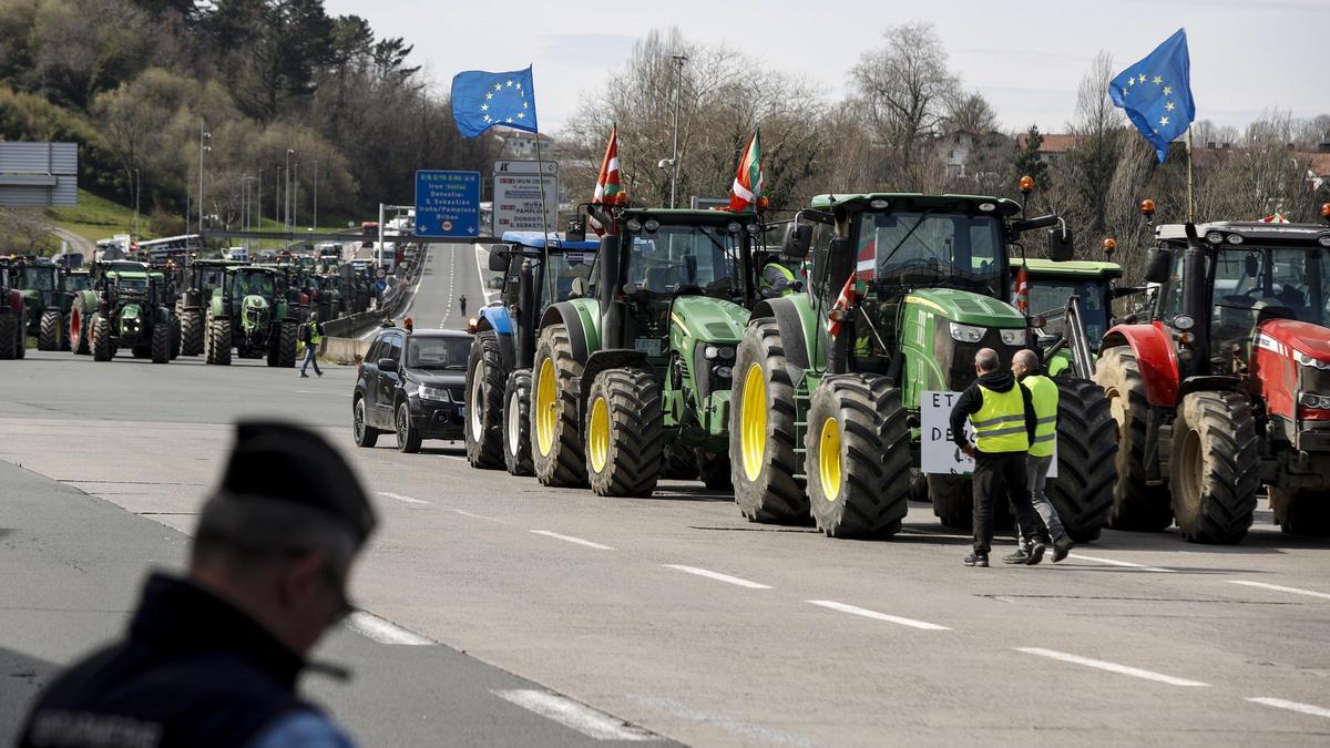 Concentración de agricultores de ambos lados de la frontera entre Francia y España.
