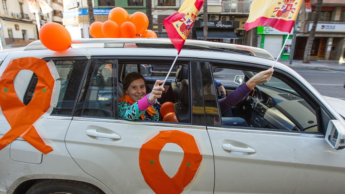 La protesta contra la ley Celaá llena de coches el centro de Alicante