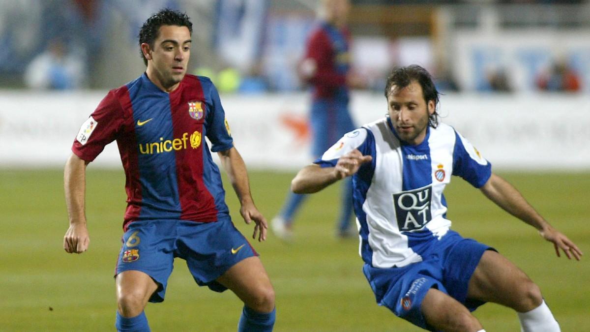Xavi Hernández en un partido contra el Espanyol en el Estadi Olímpic Lluís Companys de Montjuïc